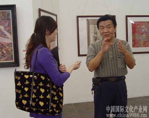 著名彩墨畫家宋維成與本站記者蘇曉琪合影（黃渝晴 攝）