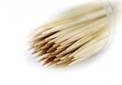 “裸奔”牙簽危害大 無生產(chǎn)廠家、無產(chǎn)品商標(biāo)、無質(zhì)檢標(biāo)志