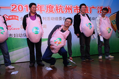 “大肚子準(zhǔn)爸爸”模仿愛人拾起地上物品